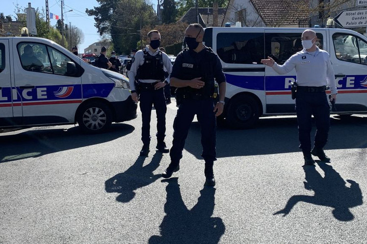 Késsel szúrt agyon egy francia rendőrt egy férfi