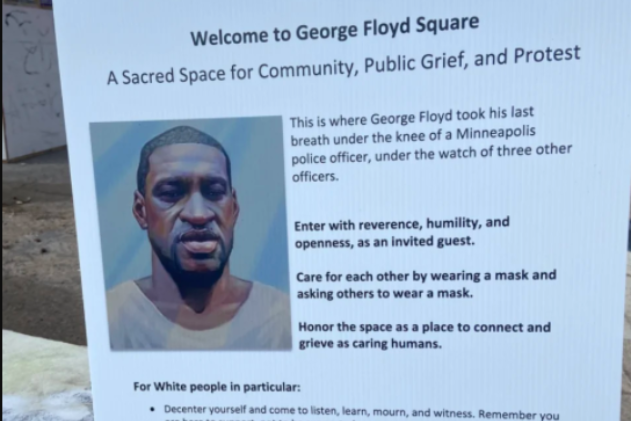 Fotó: Twitter Fehér emberekre vonatkozó utasításokat tartalmazó táblát helyeztek ki a George Floyd-térre