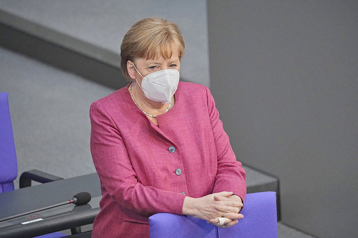 Fotó: AFP/Michael Kappeler Merkel: Nem szabad kioktatni Kelet-Európát