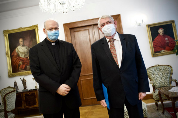 Kásler Miklós felajánlotta segítségét Erdő Péter bíborosnak