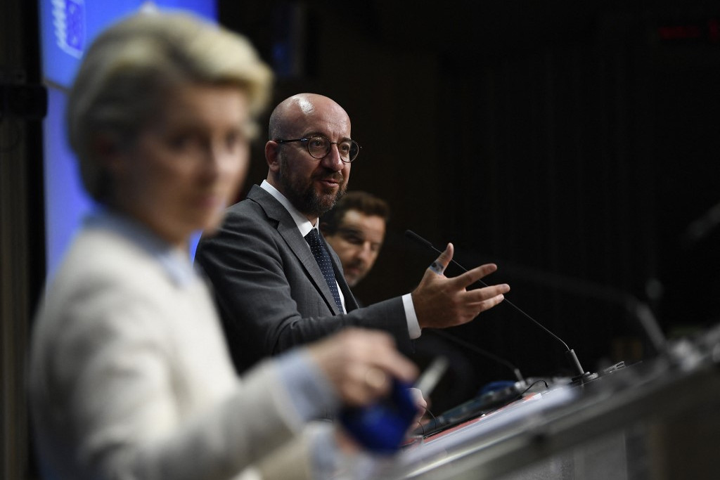 Charles Michel, az Európai Tanács elnöke a brüsszeli csúcstalálkozó első munkanapját záró sajtóértekezleten