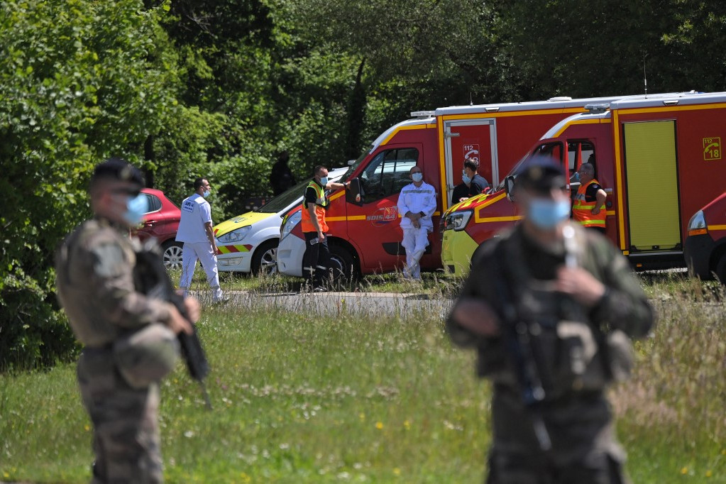 Késsel támadt pénteken egy rendőrnőre egy férfi a nyugat-franciaországi Nantes-hoz közeli La Chapelle-sur-Erdre rendőrőrsén
