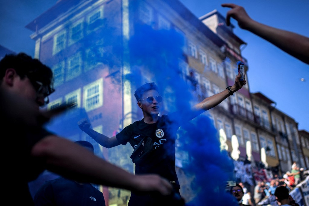 Fotó: PATRICIA DE MELO MOREIRA / AFP City-drukkerek a BL-döntő napján Portóban