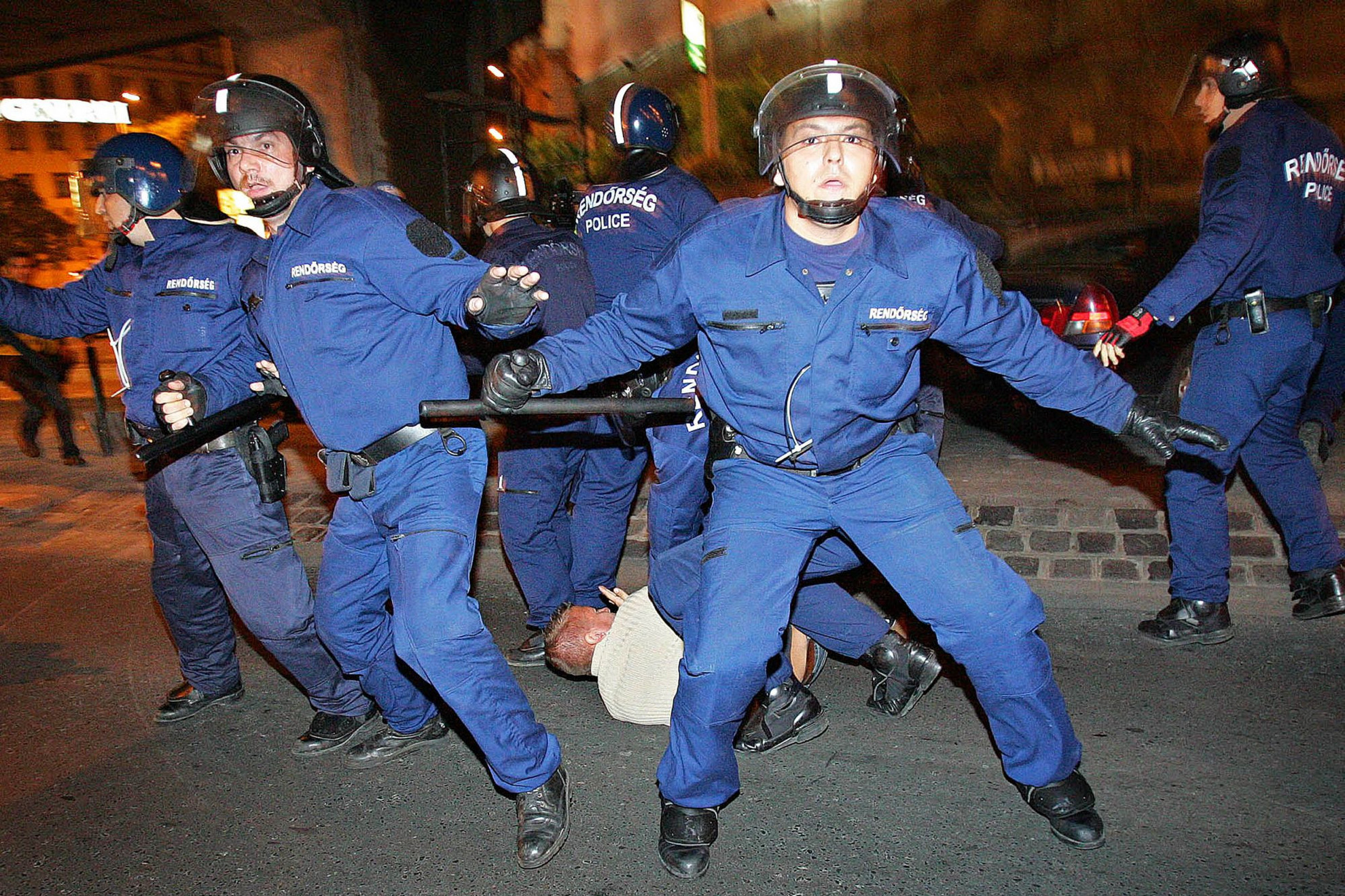 Fotó: MH A beszéd nyomán kirobbant tüntetéseken a rendőrség brutálisan rátámadt a demonstrálókra