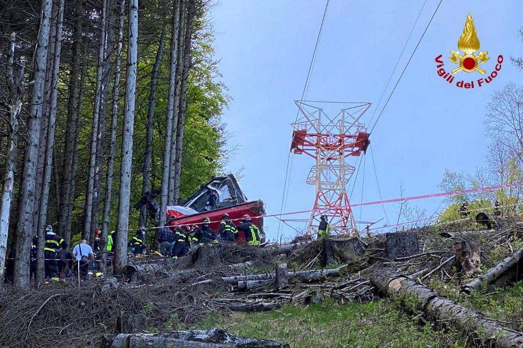 Fotó: Italian Fire Department / Hand Lezuhant az észak-olaszországi Stresa település és a Mottarone-hegy között működő drótkötélpályás felvonó egyik fülkéje