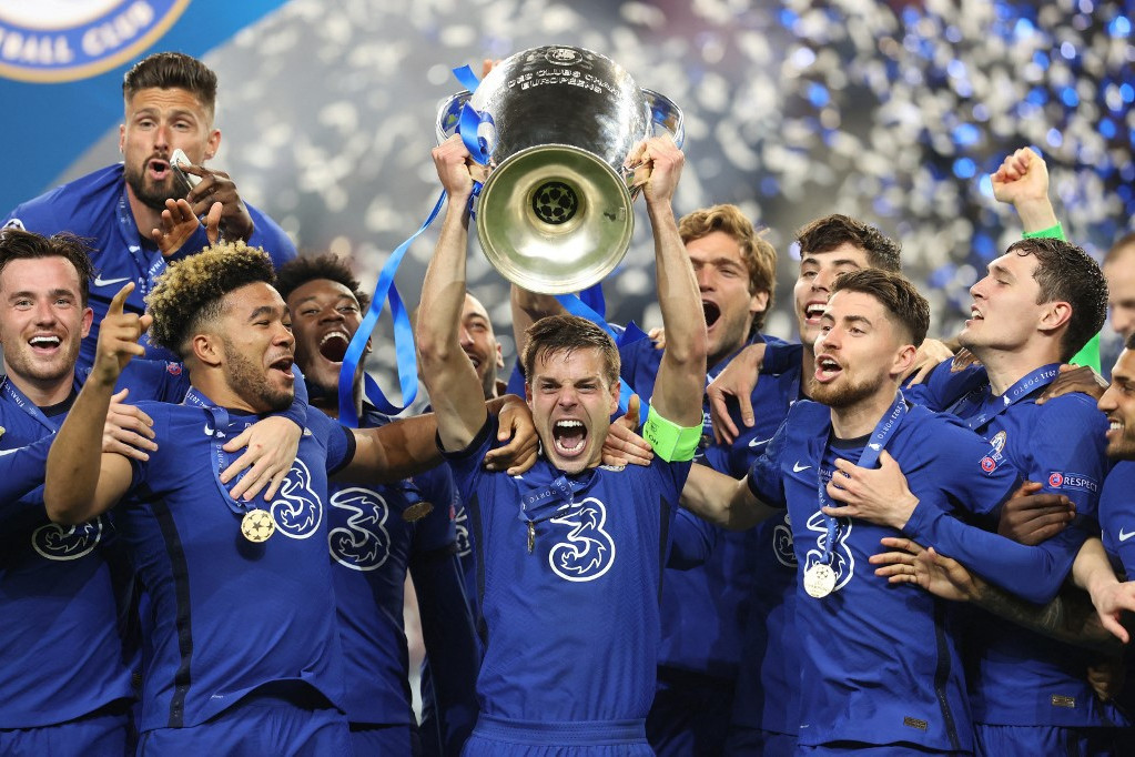 Fotó: Alexander Hassenstein - UEFA / A Chelsea csapatkapitánya, Cesar Azpilicueta emeli magasba a Bajnokok Ligája trófeáját