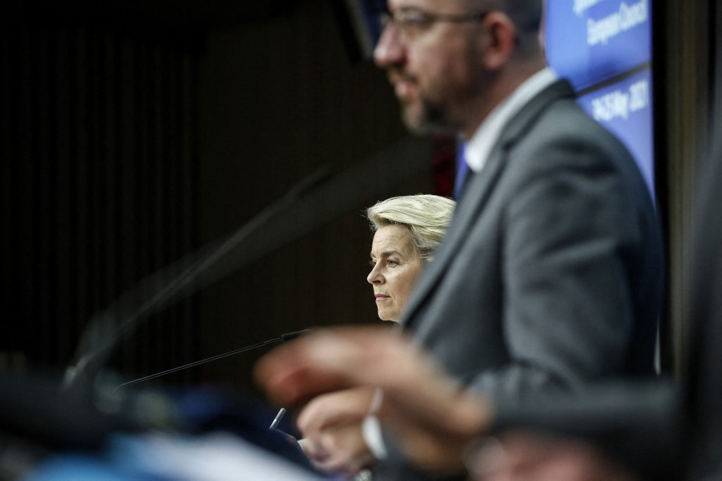 Fotó: Valeria Mongelli / Hans Lucas Ursula von der Leyen, az Európai Bizottság elnöke a csúcstalálkozó első munkanapját záró sajtóértekezleten