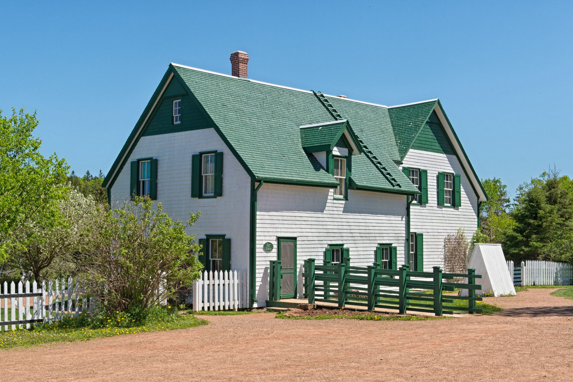 A legnagyobb helyi látványosság a Zöld orom (Green Gables) nevű ház