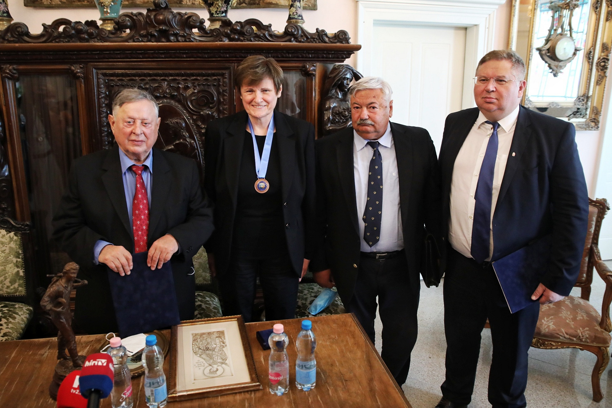 Szunai Miklós, az Emberi Méltóság Tanácsának főtitkára (b), idősebb Lomnici Zoltán, az Emberi Méltóság Tanácsának elnöke (j2), valamint Bajkai István országgyűlési képviselő (j1) a kitüntetett Karikó Katalinnal