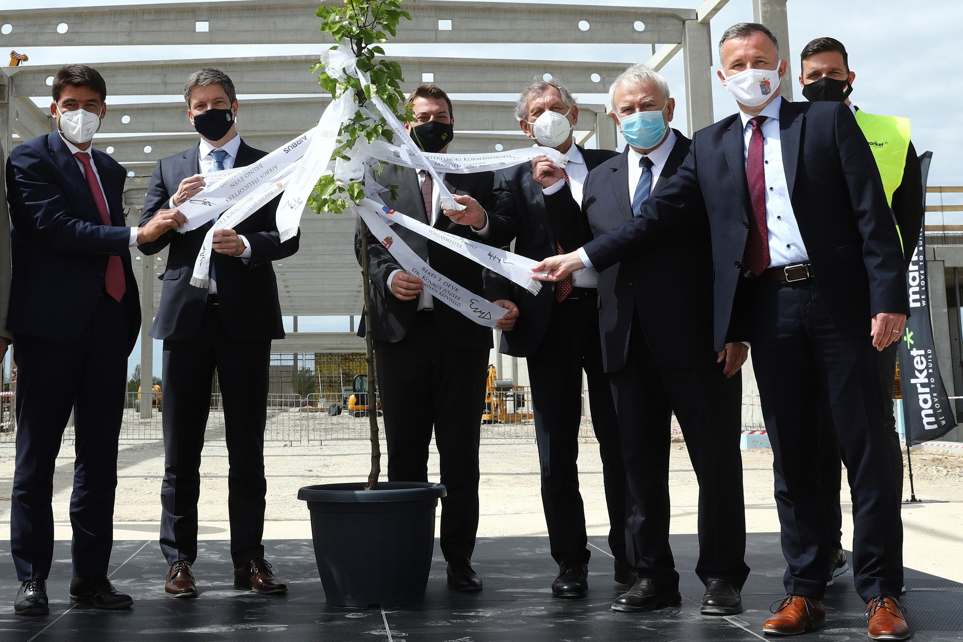 Fotó: MTI/Lehoczky Péter Balról jobbra: Bruno Even, az Airbus Helicopters ügyvezető igazgatója, Maróth Gáspár védelmi fejlesztésekért felelős kormánybiztos, Juhász Roland, a Miniszterelnöki Kormányiroda állami vagyongazdálkodásért felelős államtitkára, Lepsényi István, az Innovációs és Technológiai Minisztérium (ITM) miniszteri biztosa, Kovács József (Fidesz), a térség országgyűlési képviselője, Görgényi Ernő (Fidesz-KDNP), Gyula polgármestere és Kiss István, a generálkivitelező Market Építő Zrt. vezérigazgatója az Airbus Helicopters Hungary épülő alkatrészgyártó üzeme bokrétaünnepségén Gyulán 2021. május 6-án. A több mint 13 ezer négyzetméter alapterületű, 25 milliárd forint értékű gyárban a tervek szerint jövő tavasszal indul a gyártás, több mint kétezerféle precíziós alkatrészt gyártanak majd, a közeljövőben több mint 200 magasan képzett szakembernek adva munkát
