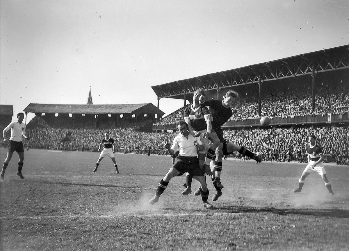 Budapest és Bécs válogatottja tömött lelátók előtt játszott 1946. április 14-én az Üllői úton. Az 1:1-re végződött találkozó magyar gólját szerző Deák „Bamba” harcol a labdáért az osztrák védővel, Pawuzával és a vendégek kapusával, Zemannal