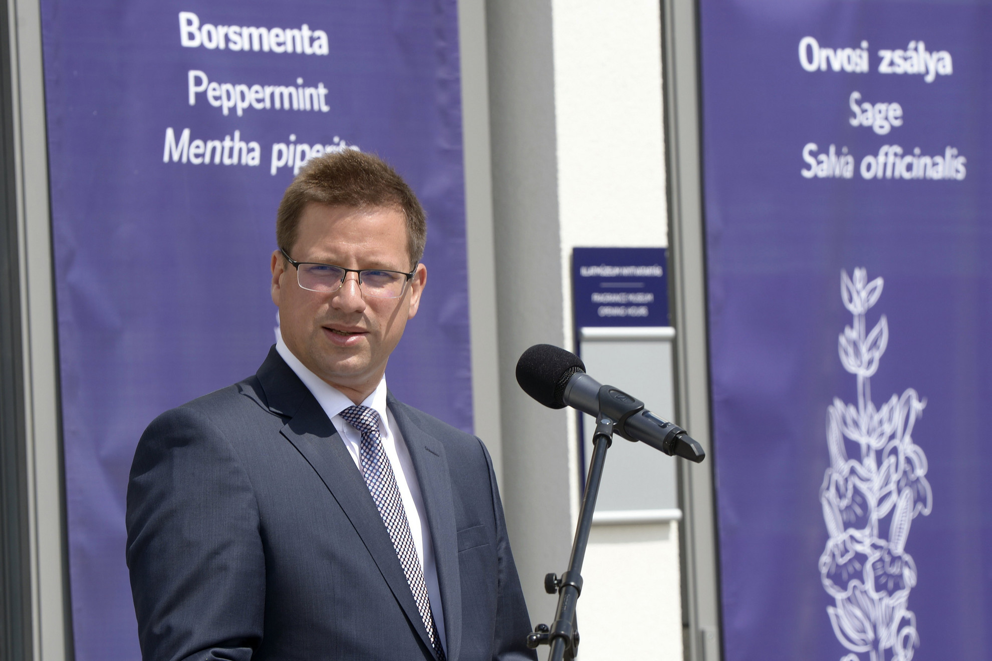 Fotó: MTI/Krizsán Csaba Gulyás Gergely Miniszterelnökséget vezető miniszter beszédet mond a Pannonhalmi Főapátság Illatmúzeumának és gyógynövényes látványműhelyének hivatalos megnyitóján 2021. május 30-án