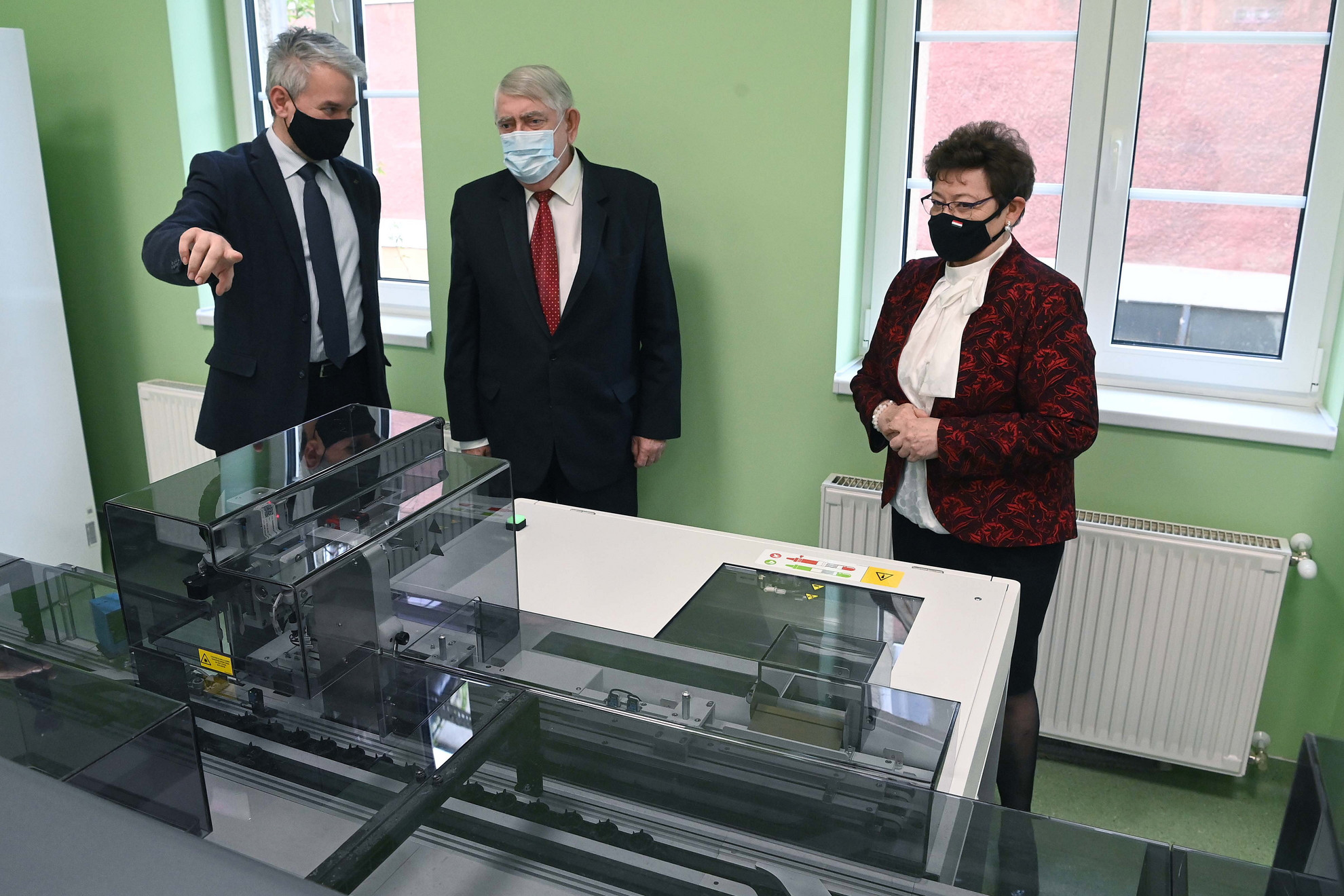 Fotó: MTI/Bruzák Noémi Kásler Miklós, az emberi erőforrások minisztere (k), Müller Cecília országos tisztifőorvos és Pándics Tamás főosztályvezető a Nemzeti Népegészségügyi Központ felújított, vastagbélszűrési minták kiértékelését végző laboratóriumában az átadás napján