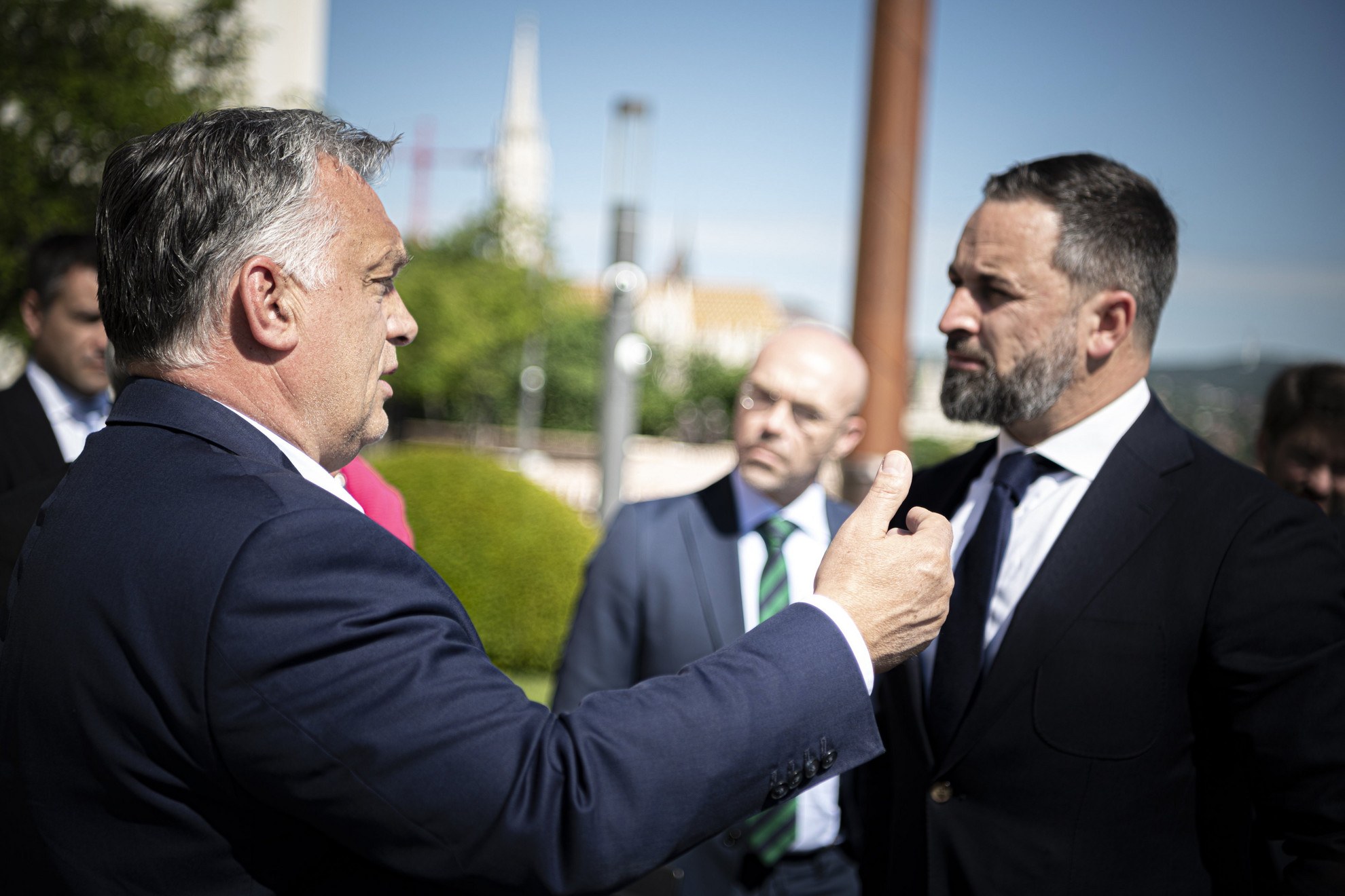 A Miniszterelnöki Sajtóiroda által közreadott képen Orbán Viktor miniszterelnök, a Fidesz elnöke (j) fogadja a spanyol jobboldali VOX párt vezetőjét, Santiago Abascalt a Karmelita kolostorban