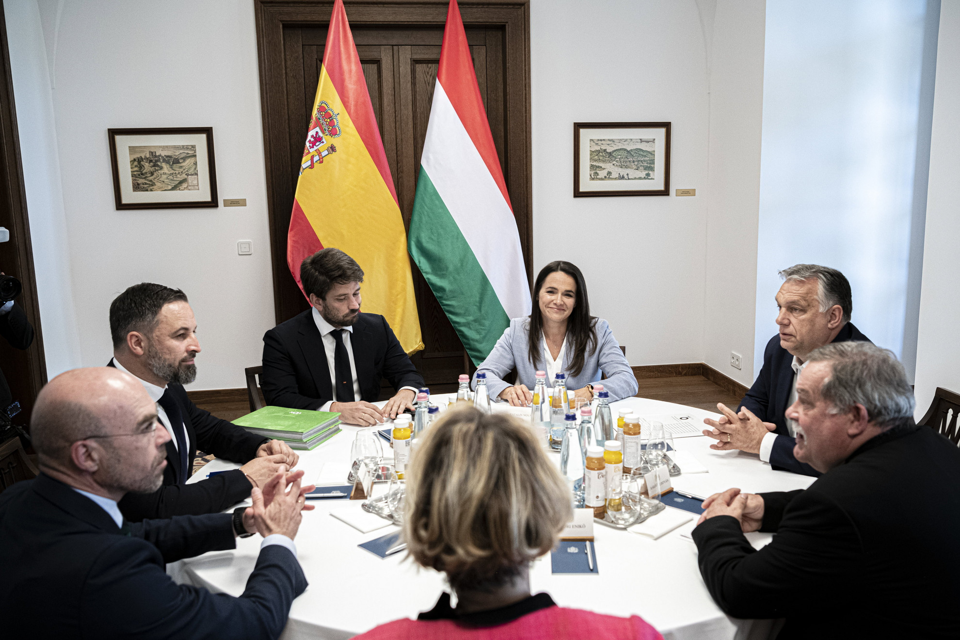A Miniszterelnöki Sajtóiroda által közreadott képen Orbán Viktor miniszterelnök, a Fidesz elnöke (j2) fogadja a spanyol jobboldali VOX párt vezetőjét, Santiago Abascalt (b2) a Karmelita kolostorban