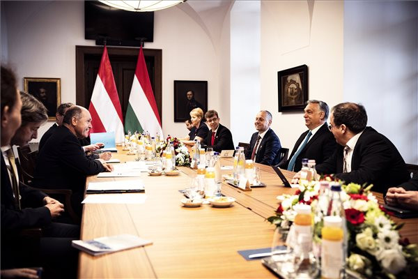 Fotó: MTI/Miniszterelnöki Sajtóiroda A Miniszterelnöki Sajtóiroda által közreadott képen Orbán Viktor miniszterelnök (j2) tárgyal Wolfgang Sobotkával, az osztrák törvényhozás, a Nemzeti Tanács elnökével (b3) a Karmelita kolostorban
