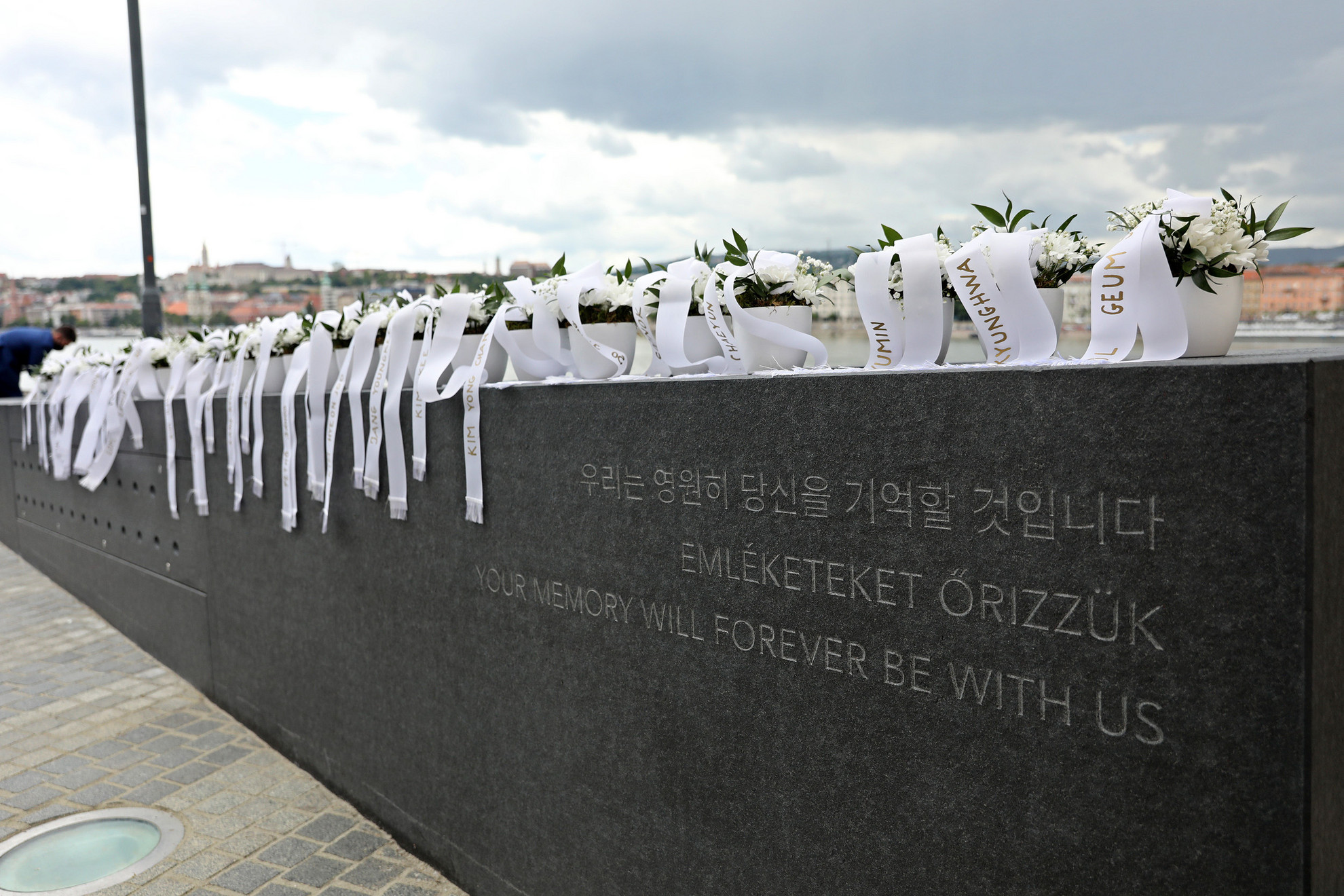 Koszorúk az áldozatok emlékművén, 2021. május 31-én, az avatás napján