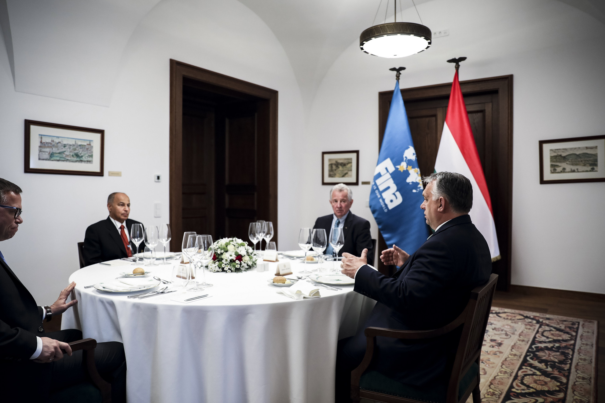 Fotó: MTI/Miniszterelnöki Sajtóiroda Orbán Viktor kormányfő (j) fogadja Huszain al-Muszallamot, a Nemzetközi Úszószövetség (FINA) első alelnökét, a szervezet elnökjelöltjét (b2) a Karmelita kolostorban 2021. május 17-én. Mellettük Fürjes Balázs, a Miniszterelnökség Budapest és a fővárosi agglomeráció fejlesztéséért felelős államtitkára (b) és Schmitt Pál, a Magyar Olimpiai Bizottság (MOB) tiszteletbeli elnöke, korábbi köztársasági elnök (j2).