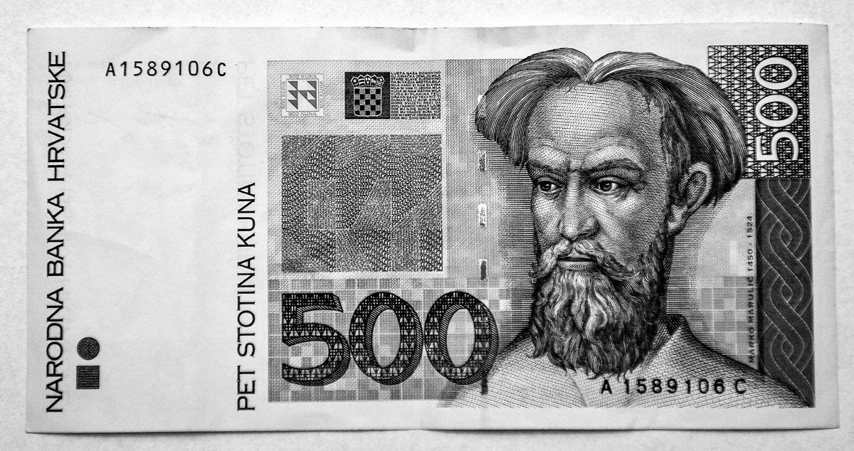Marko Marulic arcképe az 500 kunás bankjegyen. Az 1450. augusztus 18-án Splitben született horvát költő kortárs életírója szerint egész életében „szent könyvek mellett” s „a múzsákkal együvé zártan” élt