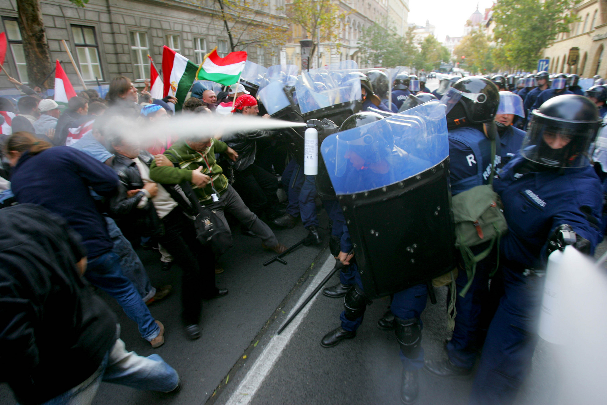 Fotó: MH Az őszödi beszéd utáni tüntetéseken a rendőrség rátámadt a demonstrálókra
