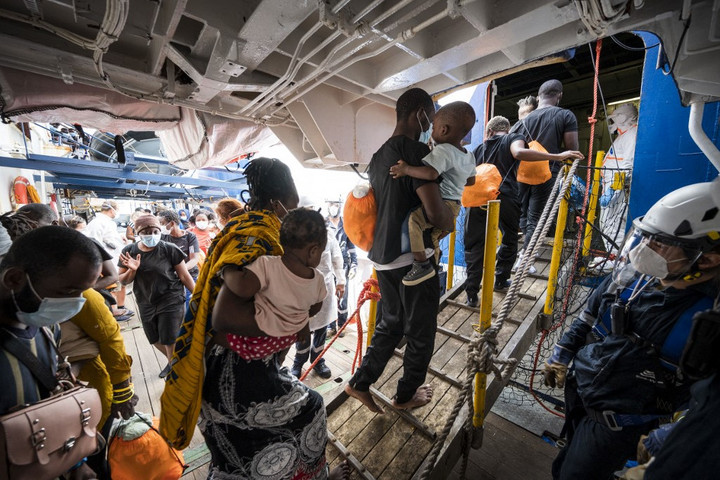 Kikötött Szicílián több mint 450 migránssal a fedélzetén a Sea-Watch 4 civilhajó