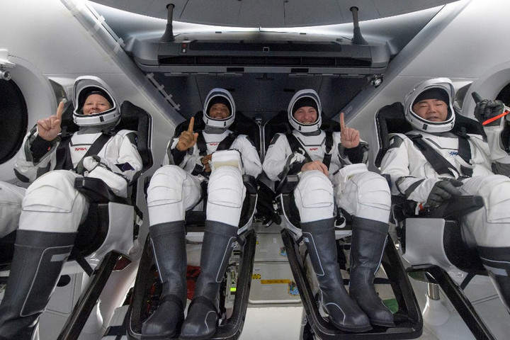 Fedélzetén négy űrhajóssal megérkezett a Földre a SpaceX űrhajója