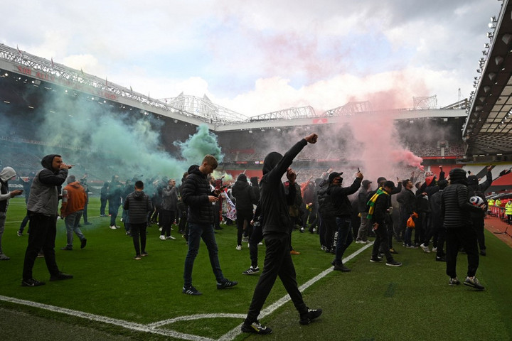 Fotó: AFP/Oli Scarff A pályára berontva tüntettek a tulajdonosok ellen a Manchester United drukkerei