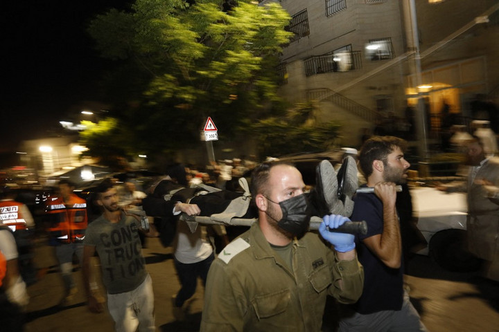 Fotó: Gil COHEN-MAGEN / AFP Izraelben összeomlott egy zsinagóga emelvénye, rengeteg a sérült, ketten meghaltak