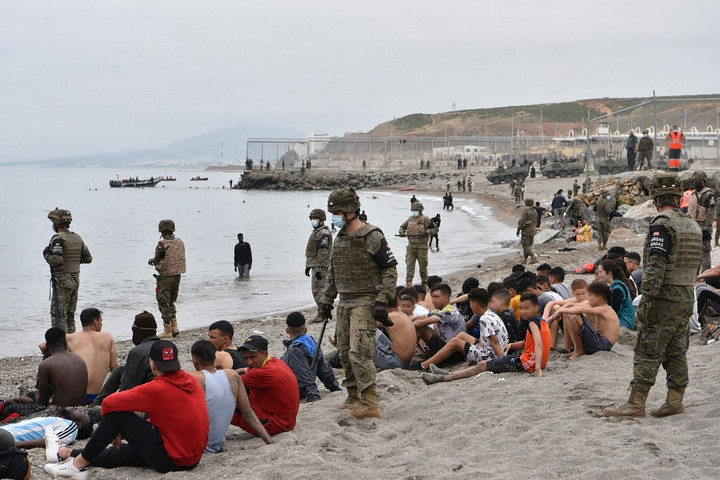Fotó: AFP/Antonio Sempere Több mint hatezer migráns jutott be illegálisan Ceutába egy nap alatt