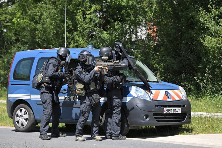 Fotó: LOIC VENANCE / AFP Terrorgyanú miatt nyilvántartott muszlim késelt és lövöldözött egy francia rendőrőrsön