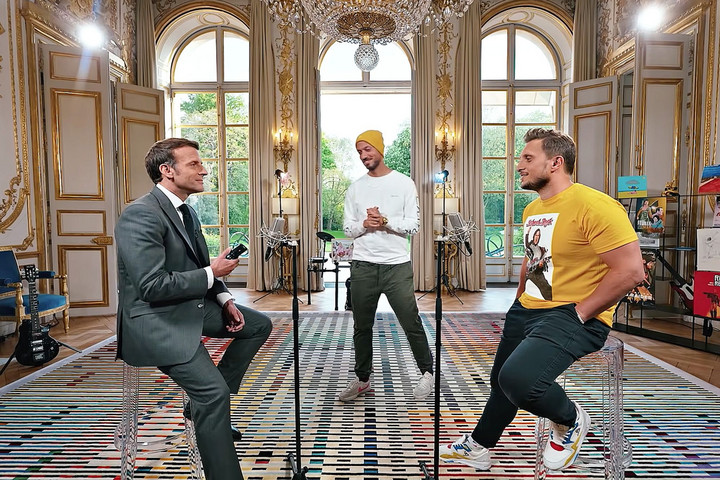 Fotó: YouTube.com A fiatalok figyelmét keresi Macron
