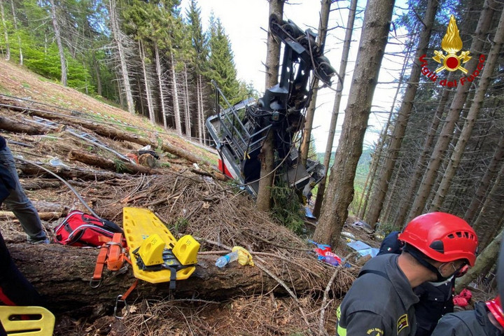 Fotó: Italian Fire Department / Hand Lezuhant egy drótkötélpályás felvonó egyik fülkéje Olaszországban