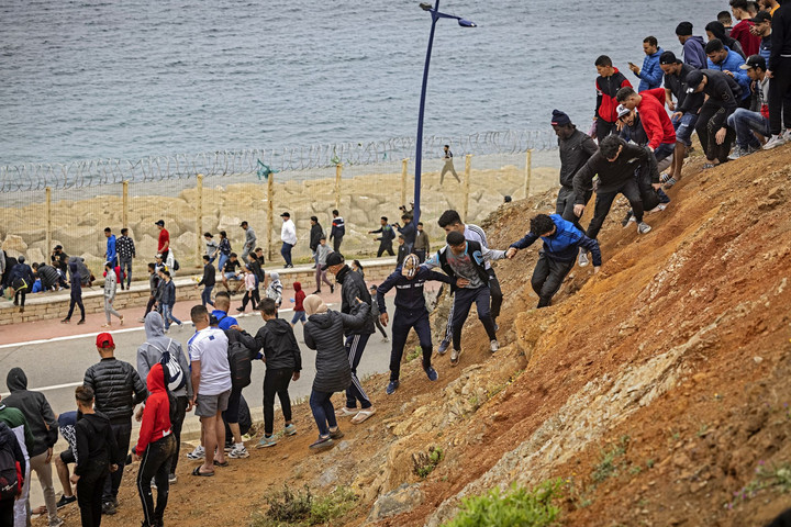 Fotó: AFP/Fadel Senna Nemzetközi védelemért folyamodó migránsok próbáltak meg Olaszországba jutni