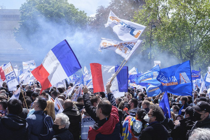 Több tízezer francia rendőr tüntetett az őket érő erőszak ellen