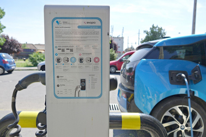 Fotó: MH/Katona László Zöld rendszámot kaphatnak az elektromos motorok is