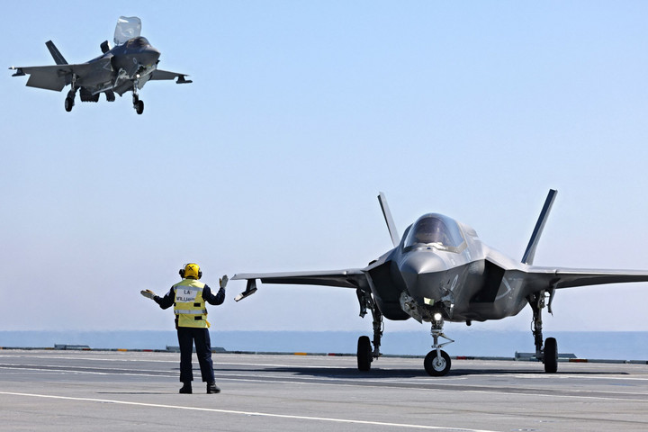 Fotó: AFP/MOD Skócia partjainál jár a HMS Queen Elizabeth