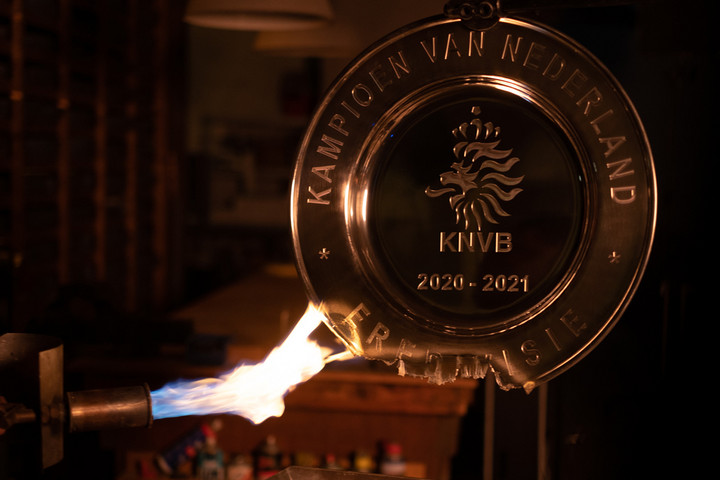 Fotó: en.ajax.nl Szétosztja szurkolói közt a bajnoki címért járó trófeát az Ajax