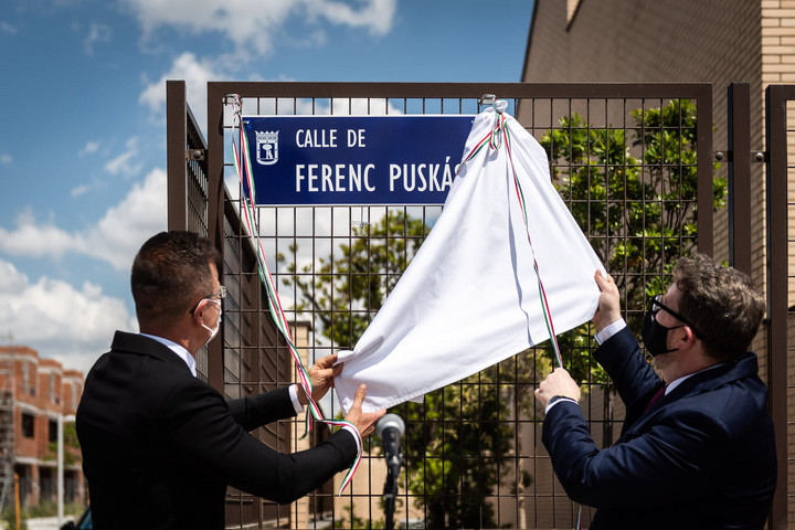 Fotó: Facebook/Szijjártó Péter Felavatták a Puskás Ferencről elnevezett utcát Madridban