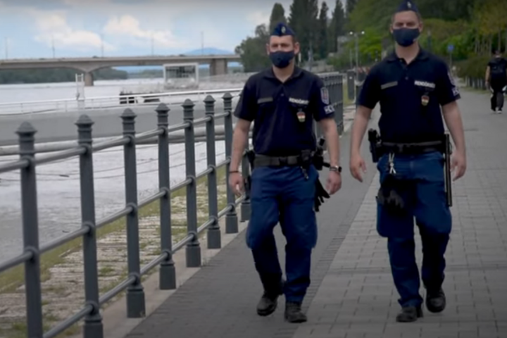 Fotó: police.hu Dunából mentettek egy nőt a rendőrök