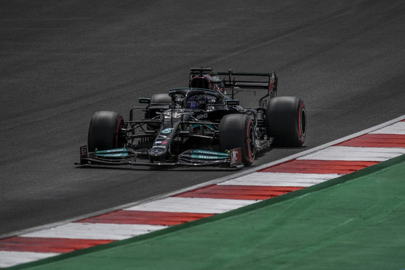 Bottasé a pole pozíció, Hamilton második