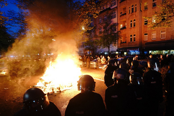 Szélsőbaloldali tüntetők támadtak a rendőrökre Berlinben
