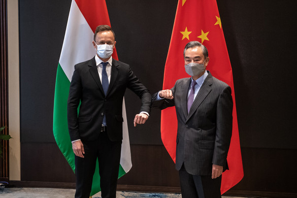 Szijjártó állami kitüntetést adott át Vang Ji kínai külügyminiszternek