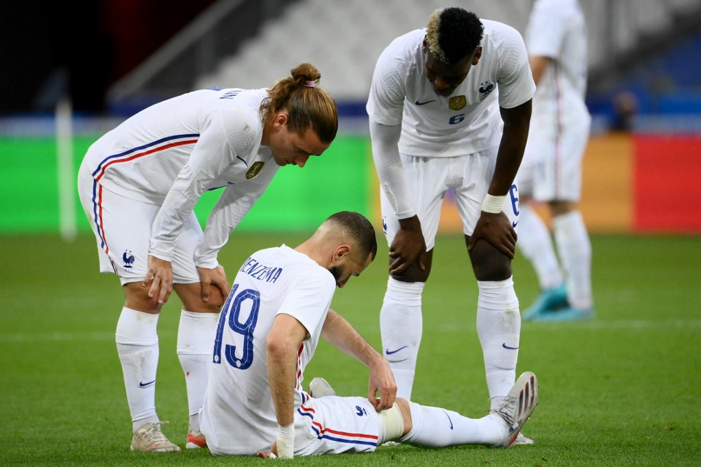 Fotó: FRANCK FIFE / AFP Antoine Griezmann (b) és Paul Pogba (j) figyelik a megsérült Karim Benzemát