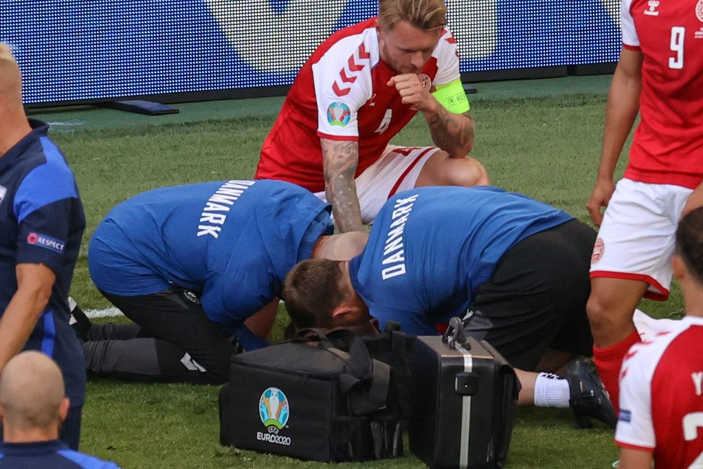 Fotó: WOLFGANG RATTAY / POOL / AFP Az összeesett Eriksent vizsgálják az orvosok
