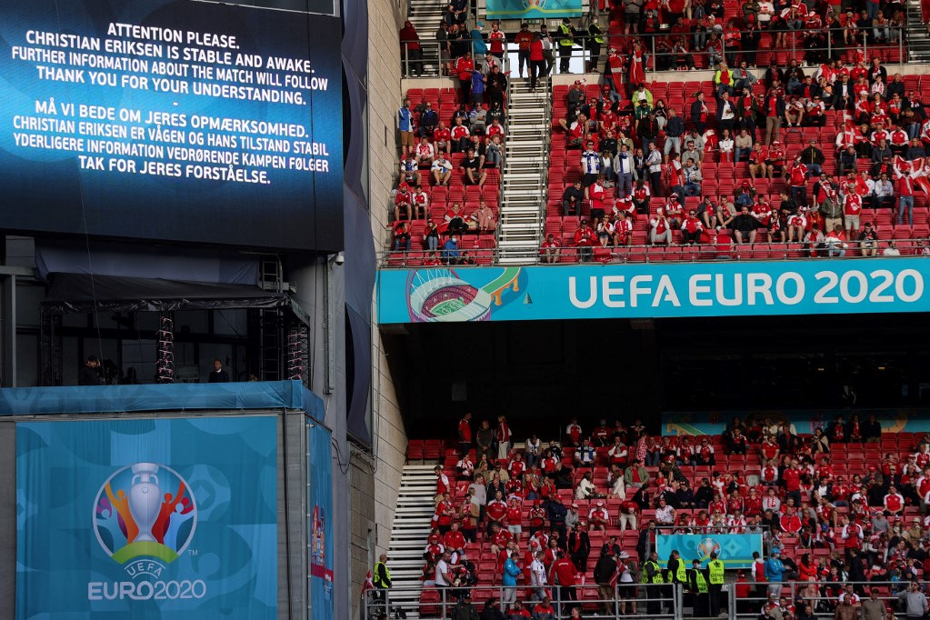 Fotó: Friedemann Vogel / POOL / AFP A koppenhágai stadion nézőit a kivetítőkön tájékoztatták Christian Eriksen állapotáról