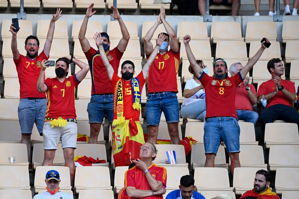 Spanyol drukkerek a sevillában rendezett Eb-meccs előtt