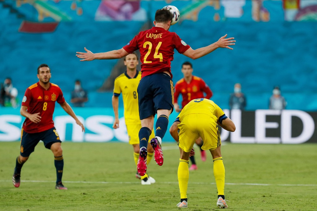 A frissen honosított Aymeric Laporte fejeli a labdát spanyol csapattársaihoz a svédek elleni Eb-mérkőzésen