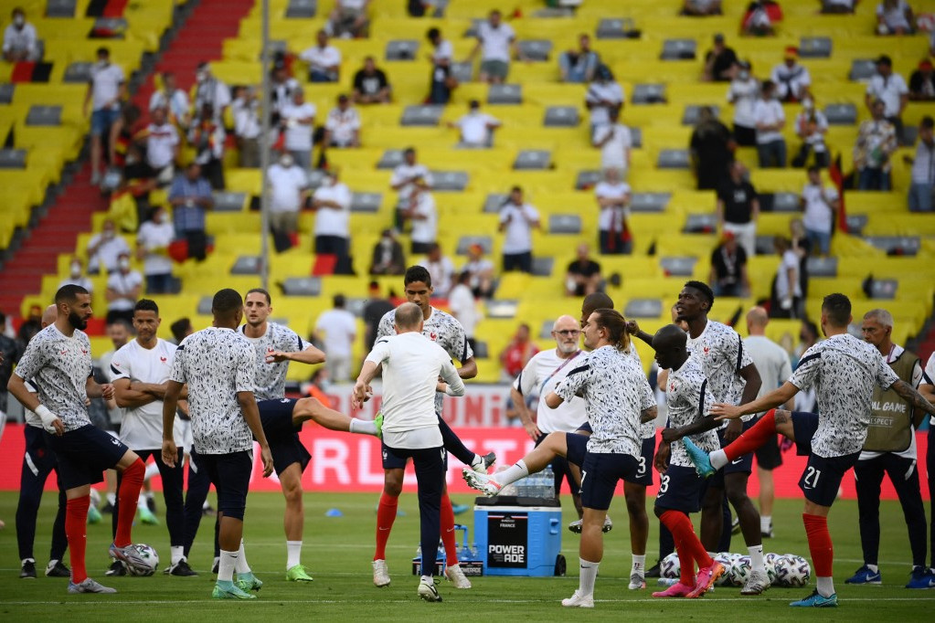 Melegítenek a francia játékosok a németek elleni találkozó előtt
