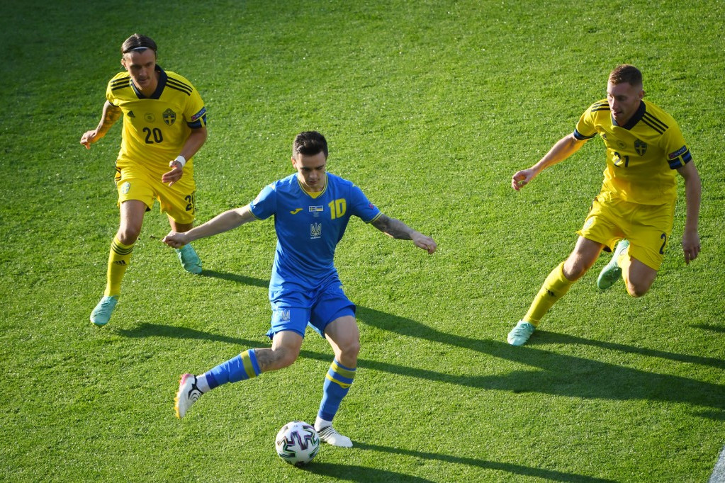 Mykola Shaparenko (középen) tartja a labdát, két svéd, Kristoffer Olson (b) Dejan Kulusevski (j) támadja