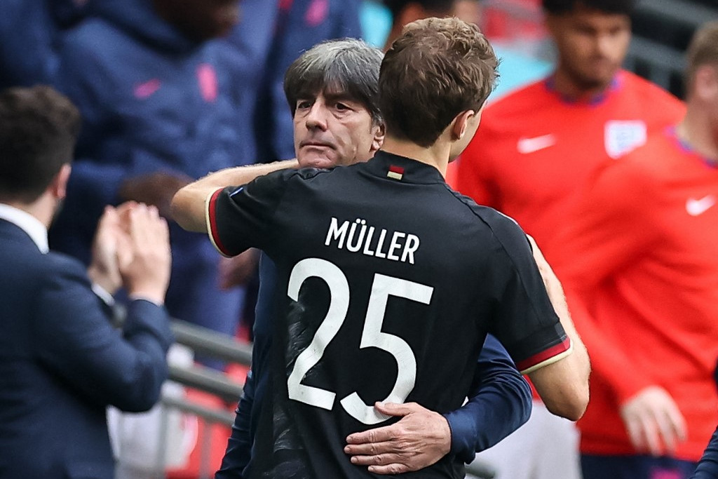 A mérkőzés legnagyobb német helyzetét kihagyó Thomas Müller öleli az utolsó meccsén irányító szövetségi kapitányt, Joachim Löwöt